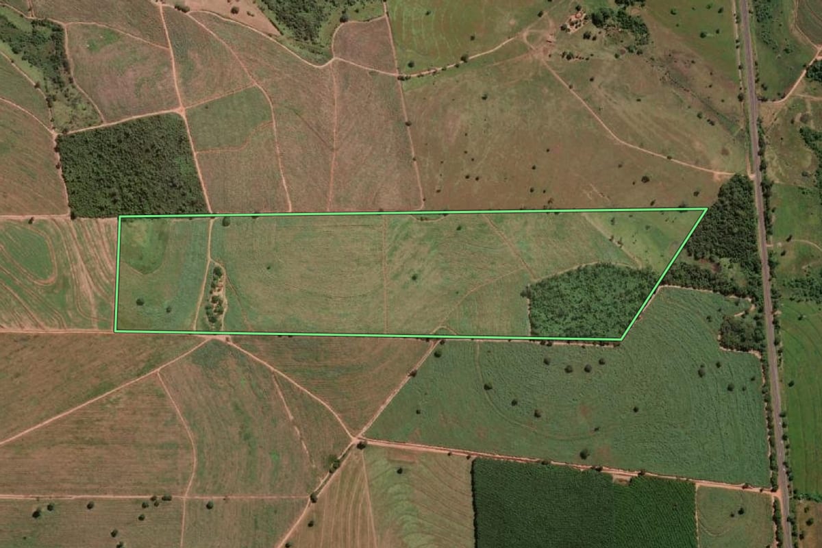 Imagem de satélite do imóvel rural em General Salgado (SP), com o contorno declarado no CAR desenhado por cima.