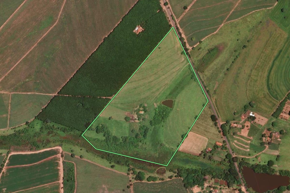 Imagem de satélite do imóvel rural em General Salgado (SP), com o contorno declarado no CAR desenhado por cima.