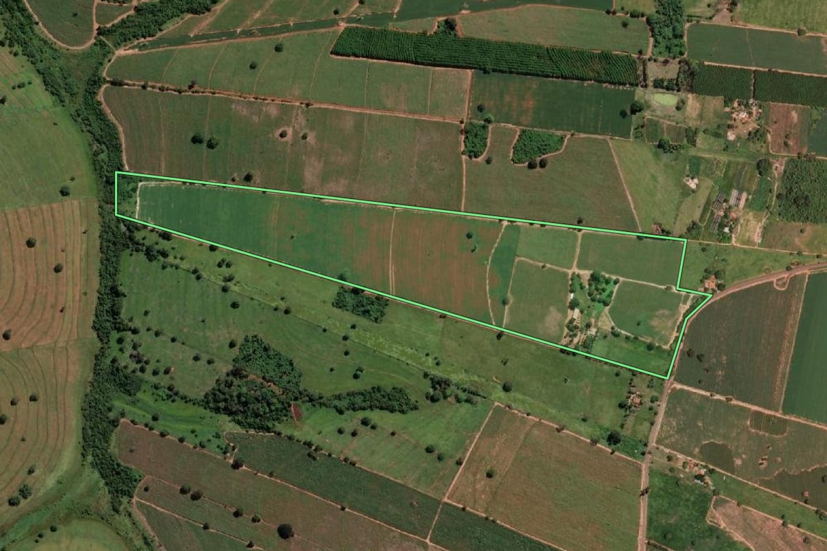 Imagem de satélite do imóvel rural em General Salgado (SP), com o contorno declarado no CAR desenhado por cima.