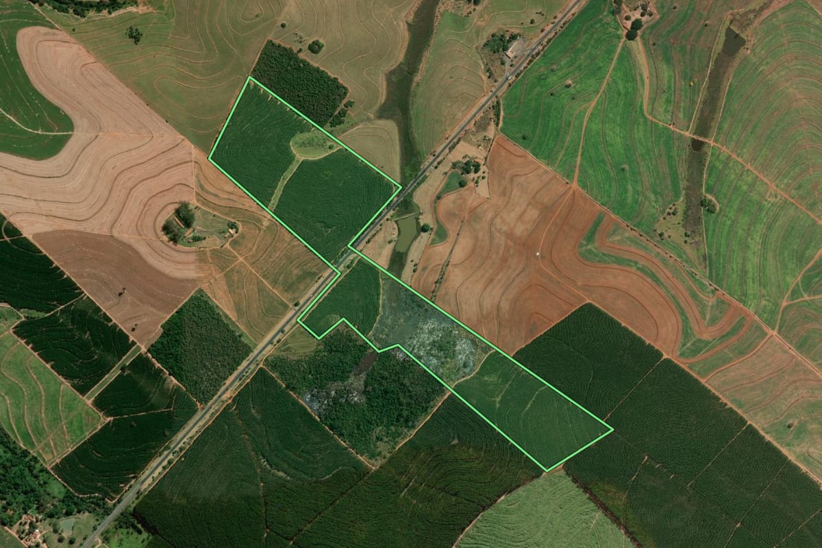 Imagem de satélite do imóvel rural em Getulina (SP), com o contorno declarado no CAR desenhado por cima.