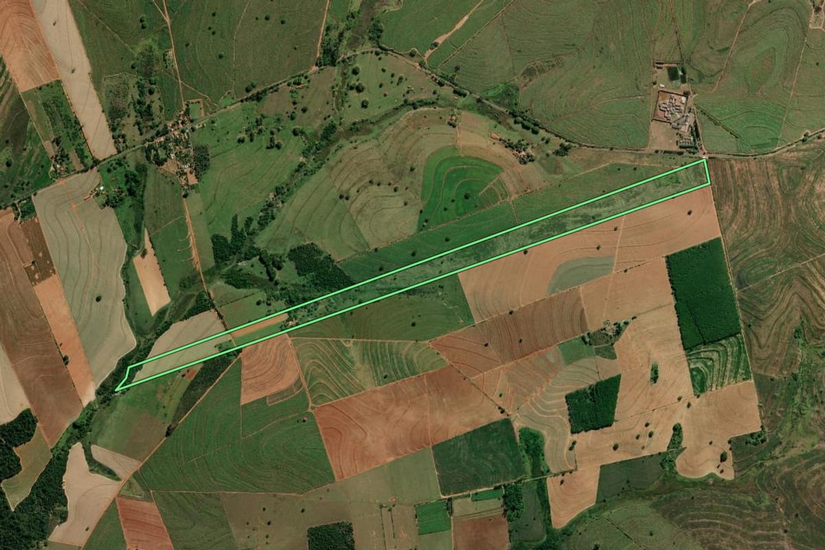 Imagem de satélite do imóvel rural em Getulina (SP), com o contorno declarado no CAR desenhado por cima.