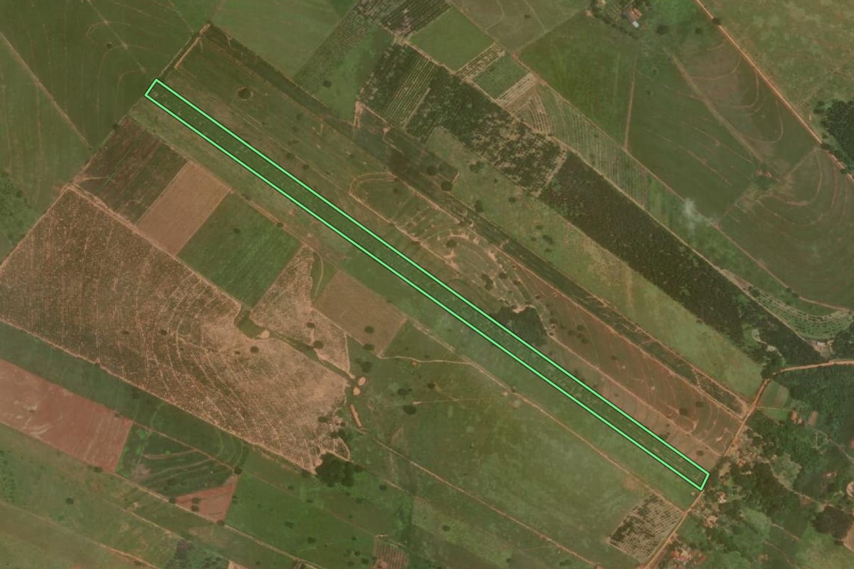 Imagem de satélite do imóvel rural em Getulina (SP), com o contorno declarado no CAR desenhado por cima.