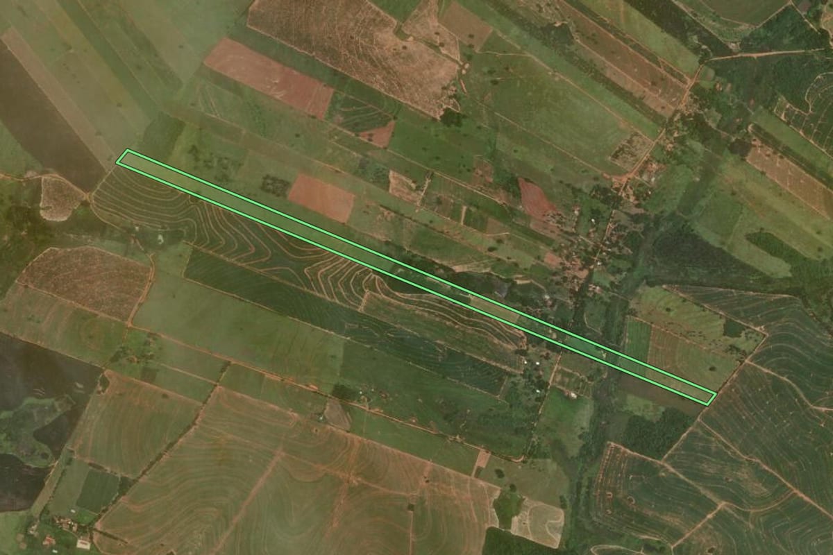 Imagem de satélite do imóvel rural em Getulina (SP), com o contorno declarado no CAR desenhado por cima.