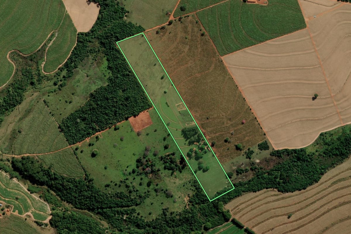 Imagem de satélite do imóvel rural em Getulina (SP), com o contorno declarado no CAR desenhado por cima.