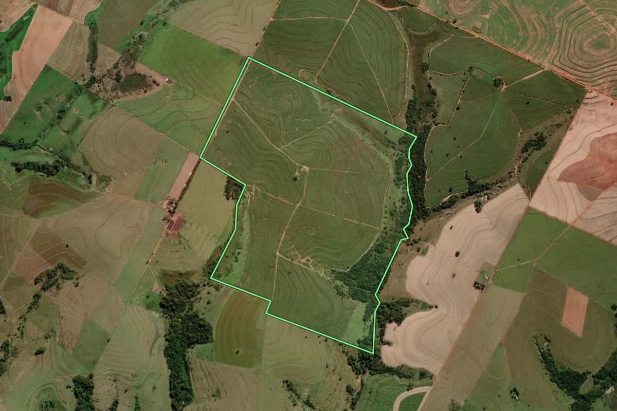 Imagem de satélite do imóvel rural em Getulina (SP), com o contorno declarado no CAR desenhado por cima.