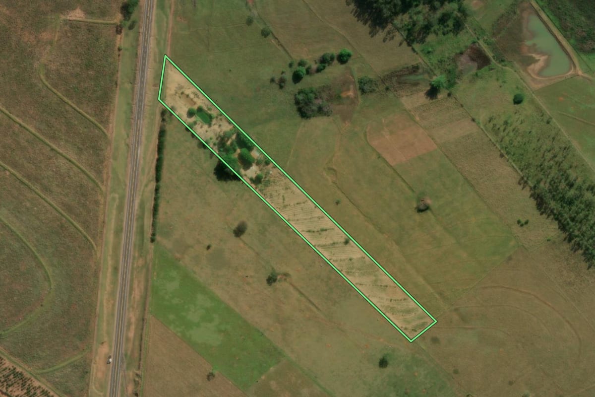 Imagem de satélite do imóvel rural em Getulina (SP), com o contorno declarado no CAR desenhado por cima.