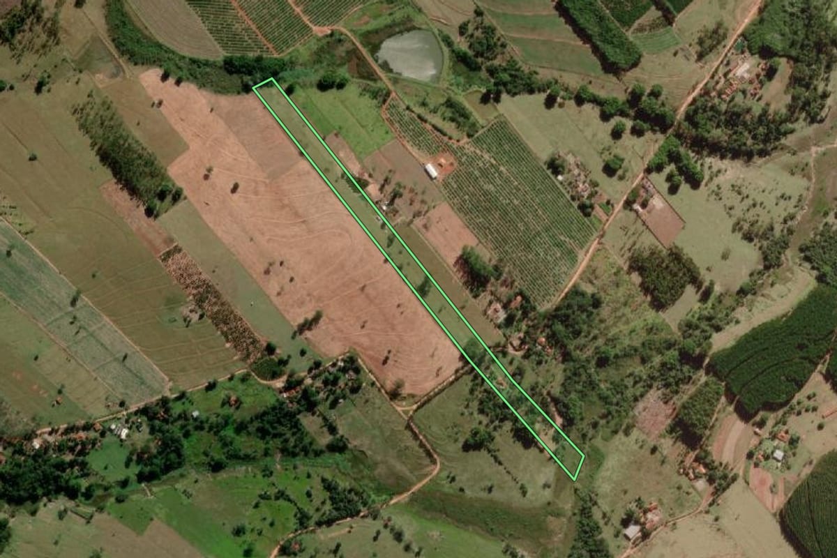 Imagem de satélite do imóvel rural em Getulina (SP), com o contorno declarado no CAR desenhado por cima.