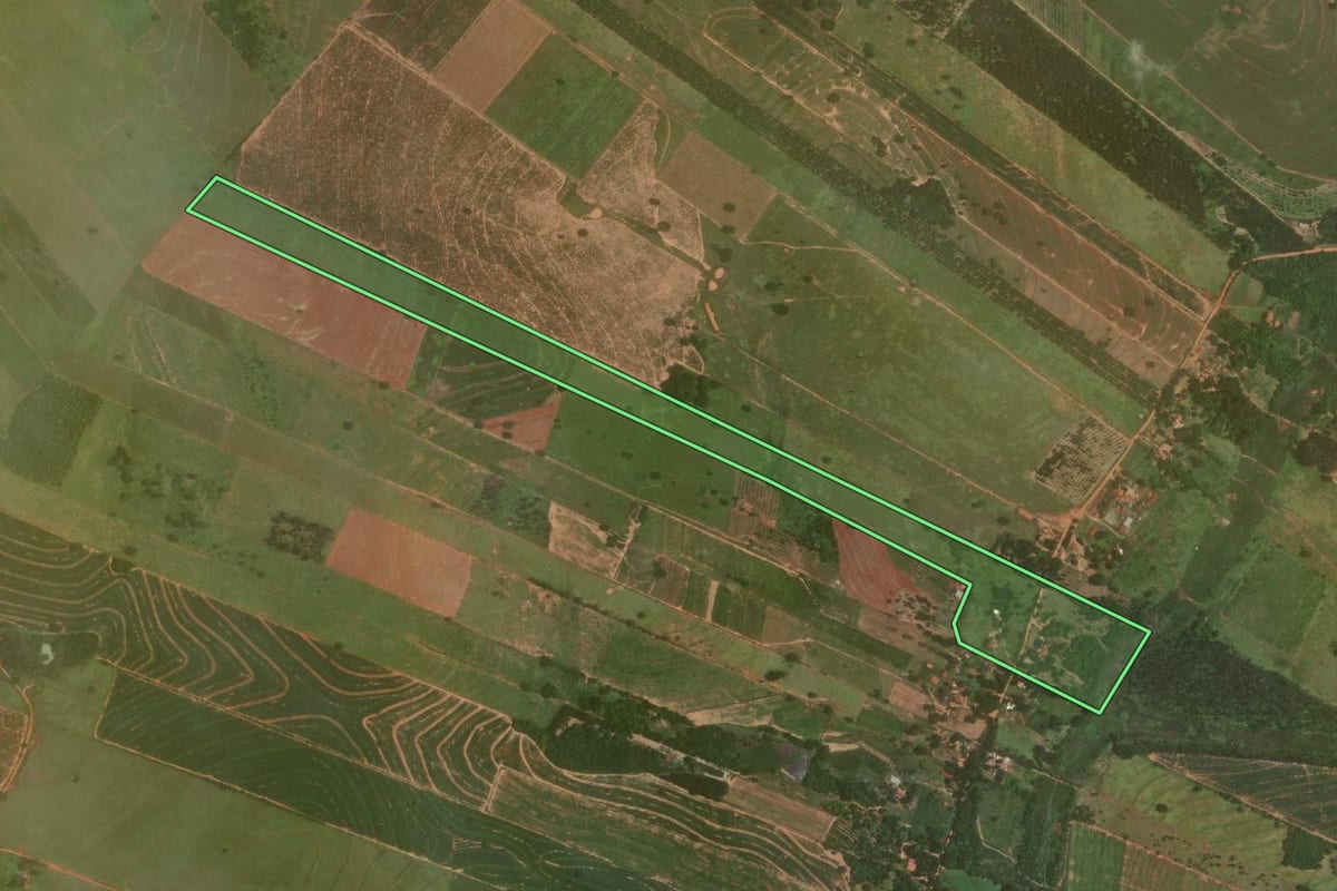 Imagem de satélite do imóvel rural em Getulina (SP), com o contorno declarado no CAR desenhado por cima.