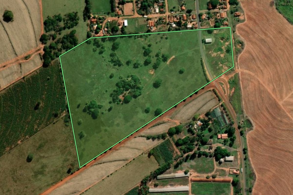 Imagem de satélite do imóvel rural em Getulina (SP), com o contorno declarado no CAR desenhado por cima.