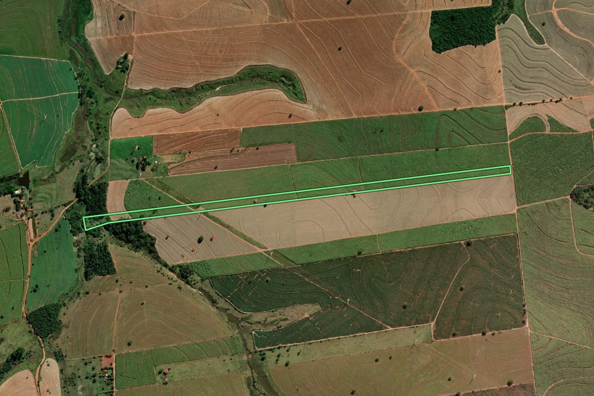Imagem de satélite do imóvel rural em Getulina (SP), com o contorno declarado no CAR desenhado por cima.