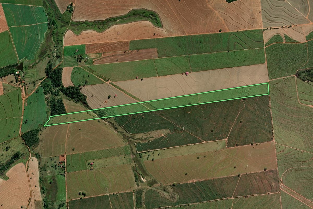 Imagem de satélite do imóvel rural em Getulina (SP), com o contorno declarado no CAR desenhado por cima.