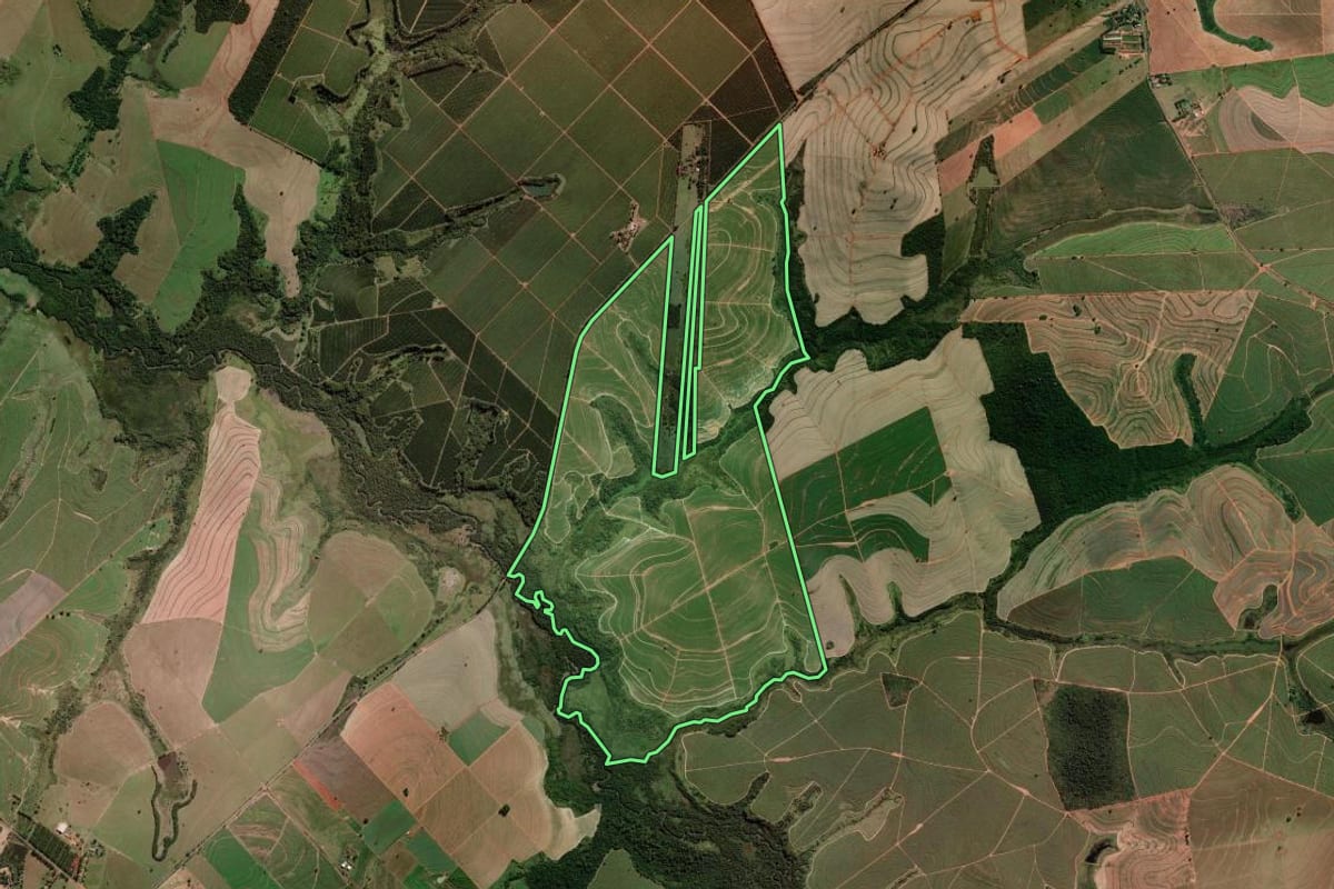 Imagem de satélite do imóvel rural em Getulina (SP), com o contorno declarado no CAR desenhado por cima.