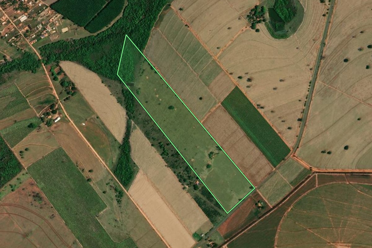 Imagem de satélite do imóvel rural em Glicério (SP), com o contorno declarado no CAR desenhado por cima.