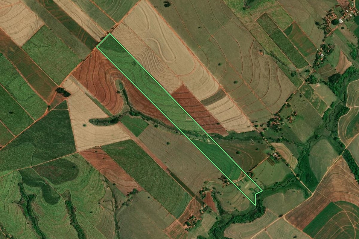 Imagem de satélite do imóvel rural em Glicério (SP), com o contorno declarado no CAR desenhado por cima.