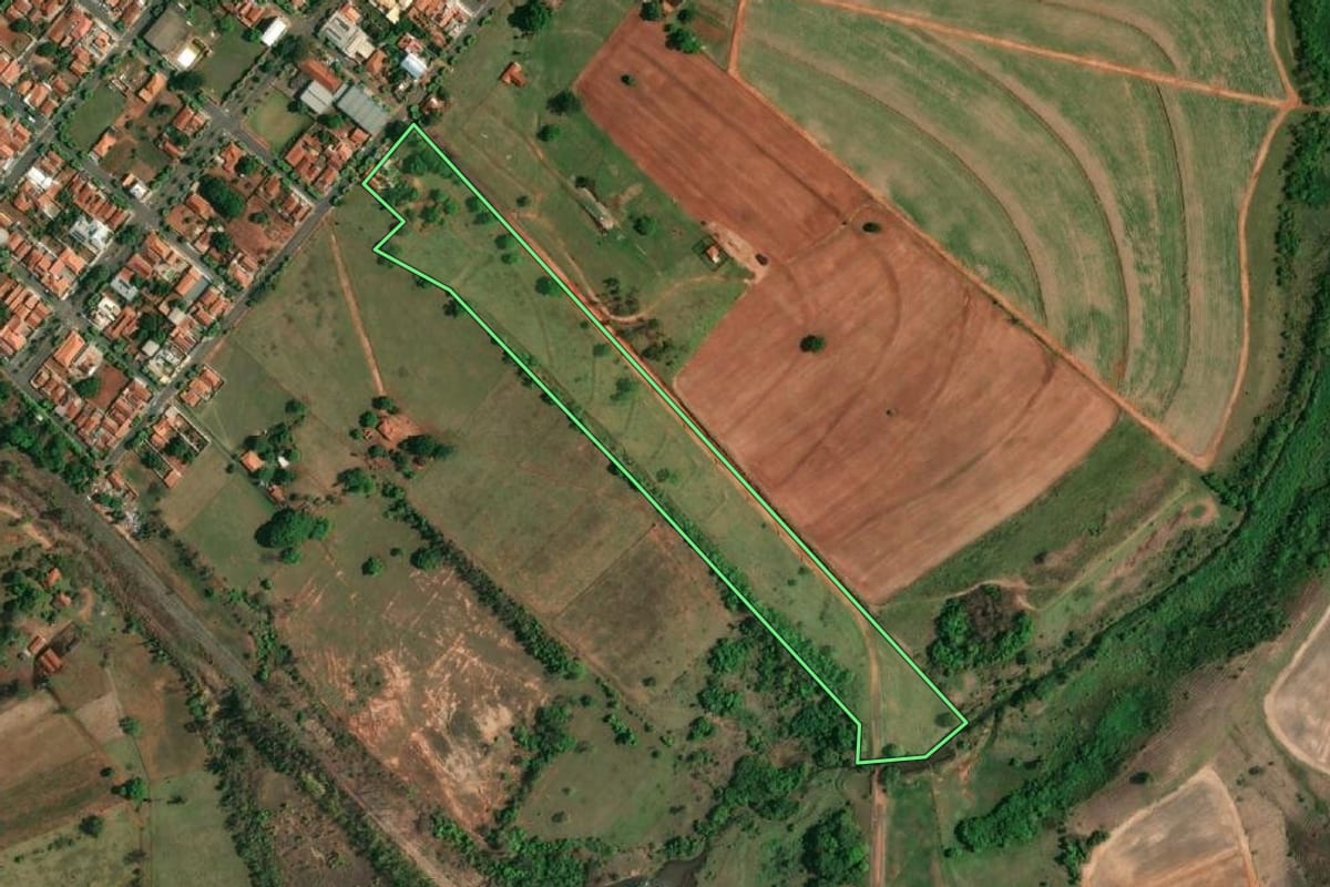 Imagem de satélite do imóvel rural em Glicério (SP), com o contorno declarado no CAR desenhado por cima.