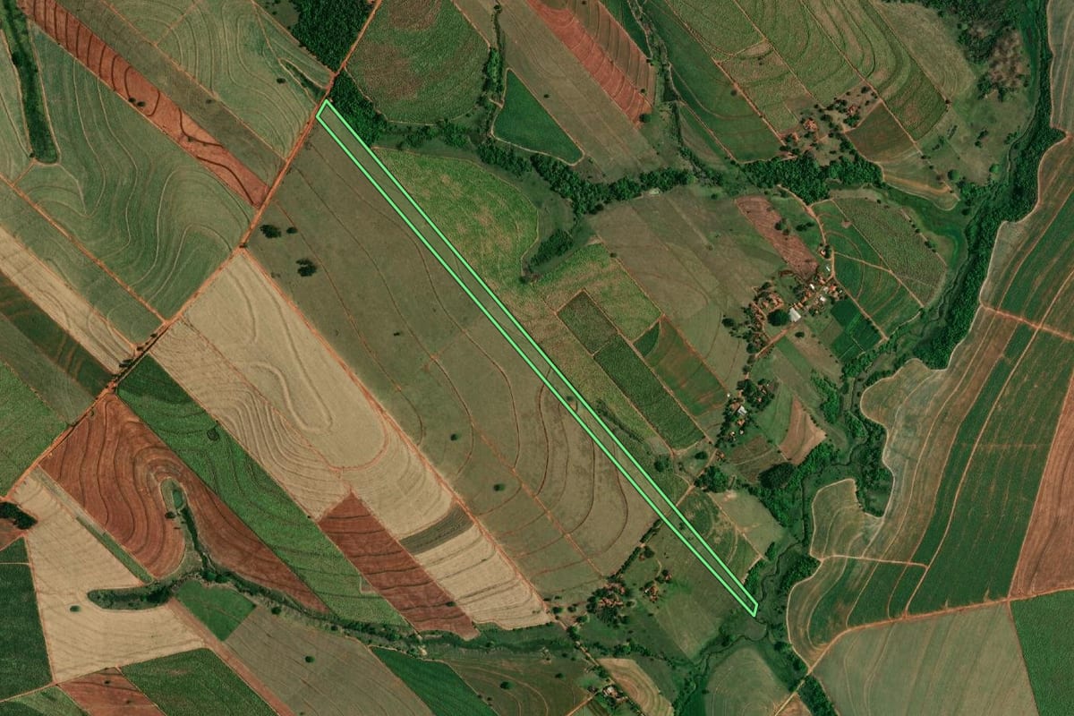 Imagem de satélite do imóvel rural em Glicério (SP), com o contorno declarado no CAR desenhado por cima.