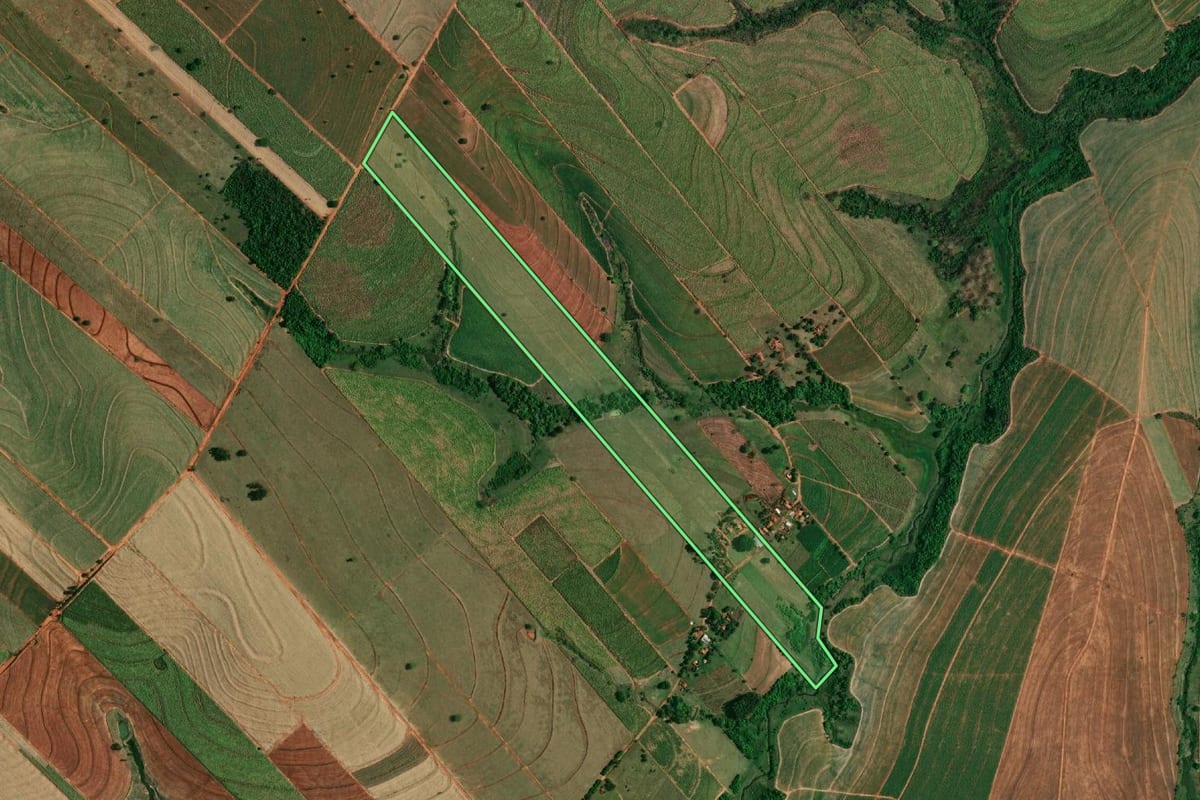 Imagem de satélite do imóvel rural em Glicério (SP), com o contorno declarado no CAR desenhado por cima.