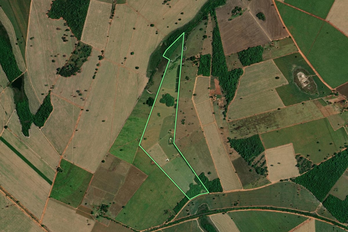 Imagem de satélite do imóvel rural em Glicério (SP), com o contorno declarado no CAR desenhado por cima.