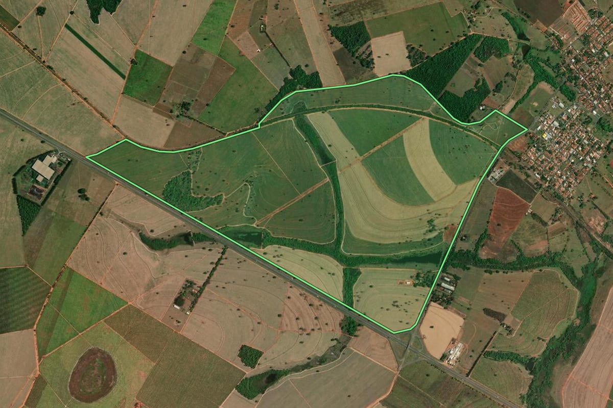 Imagem de satélite do imóvel rural em Glicério (SP), com o contorno declarado no CAR desenhado por cima.