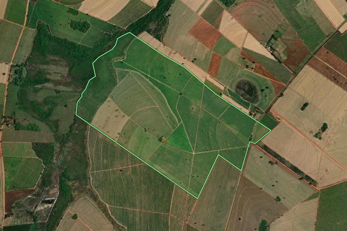 Imagem de satélite do imóvel rural em Glicério (SP), com o contorno declarado no CAR desenhado por cima.