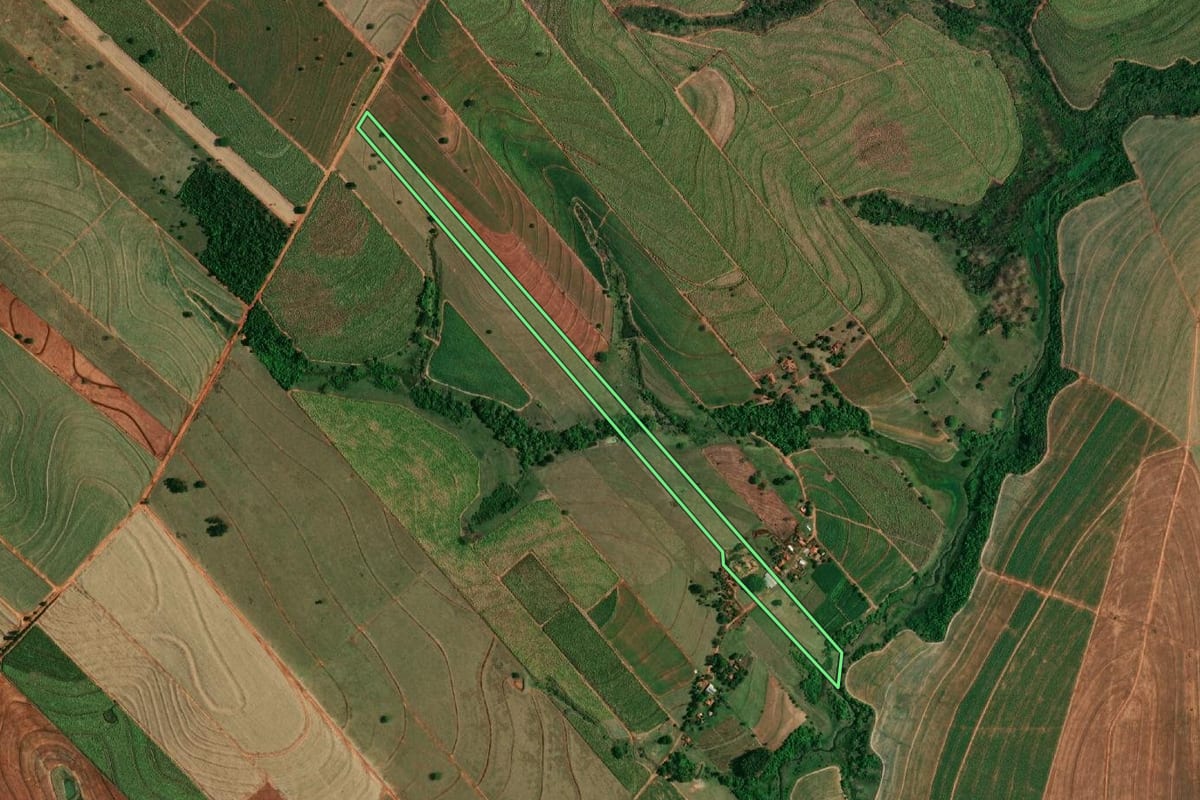 Imagem de satélite do imóvel rural em Glicério (SP), com o contorno declarado no CAR desenhado por cima.