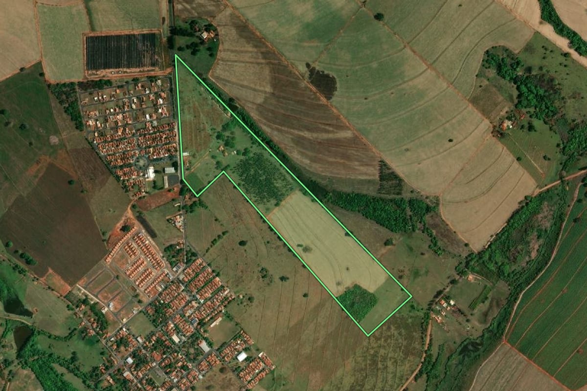 Imagem de satélite do imóvel rural em Glicério (SP), com o contorno declarado no CAR desenhado por cima.
