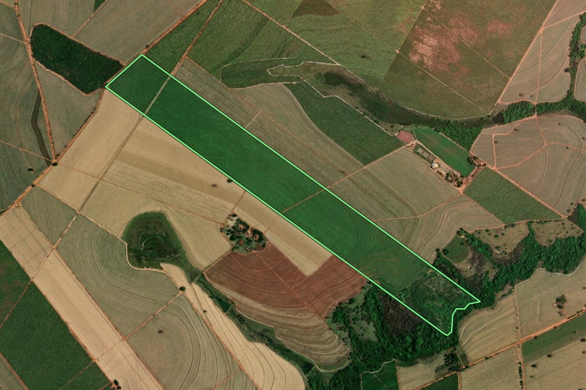 Imagem de satélite do imóvel rural em Glicério (SP), com o contorno declarado no CAR desenhado por cima.