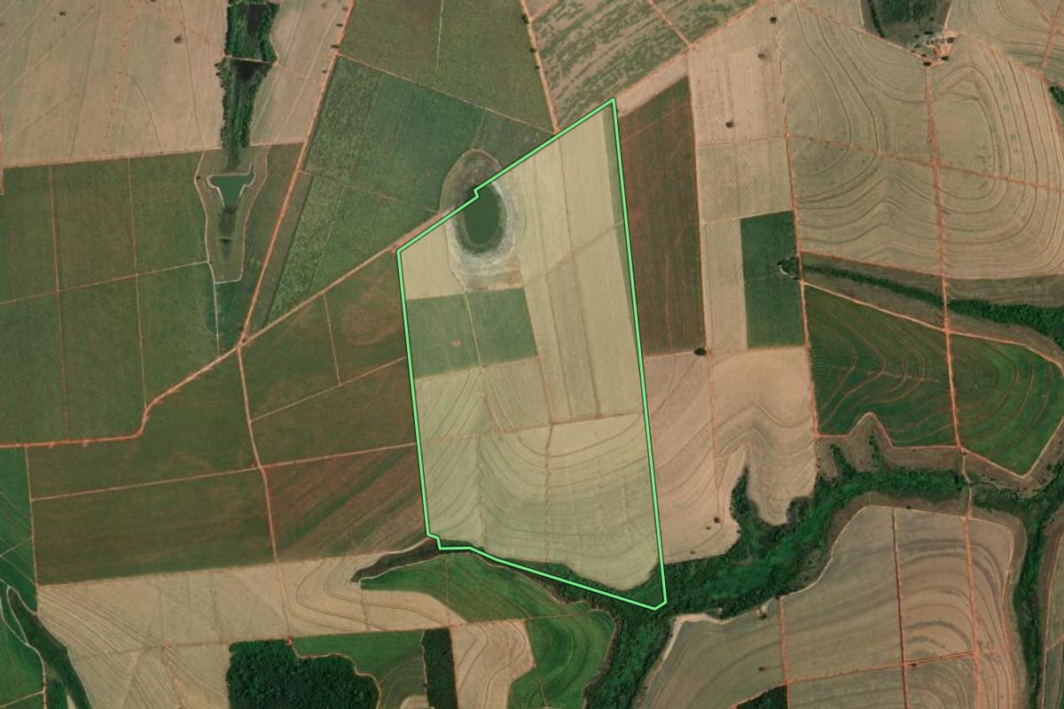 Imagem de satélite do imóvel rural em Glicério (SP), com o contorno declarado no CAR desenhado por cima.