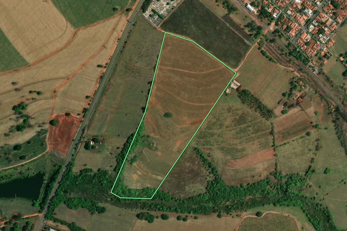 Imagem de satélite do imóvel rural em Glicério (SP), com o contorno declarado no CAR desenhado por cima.
