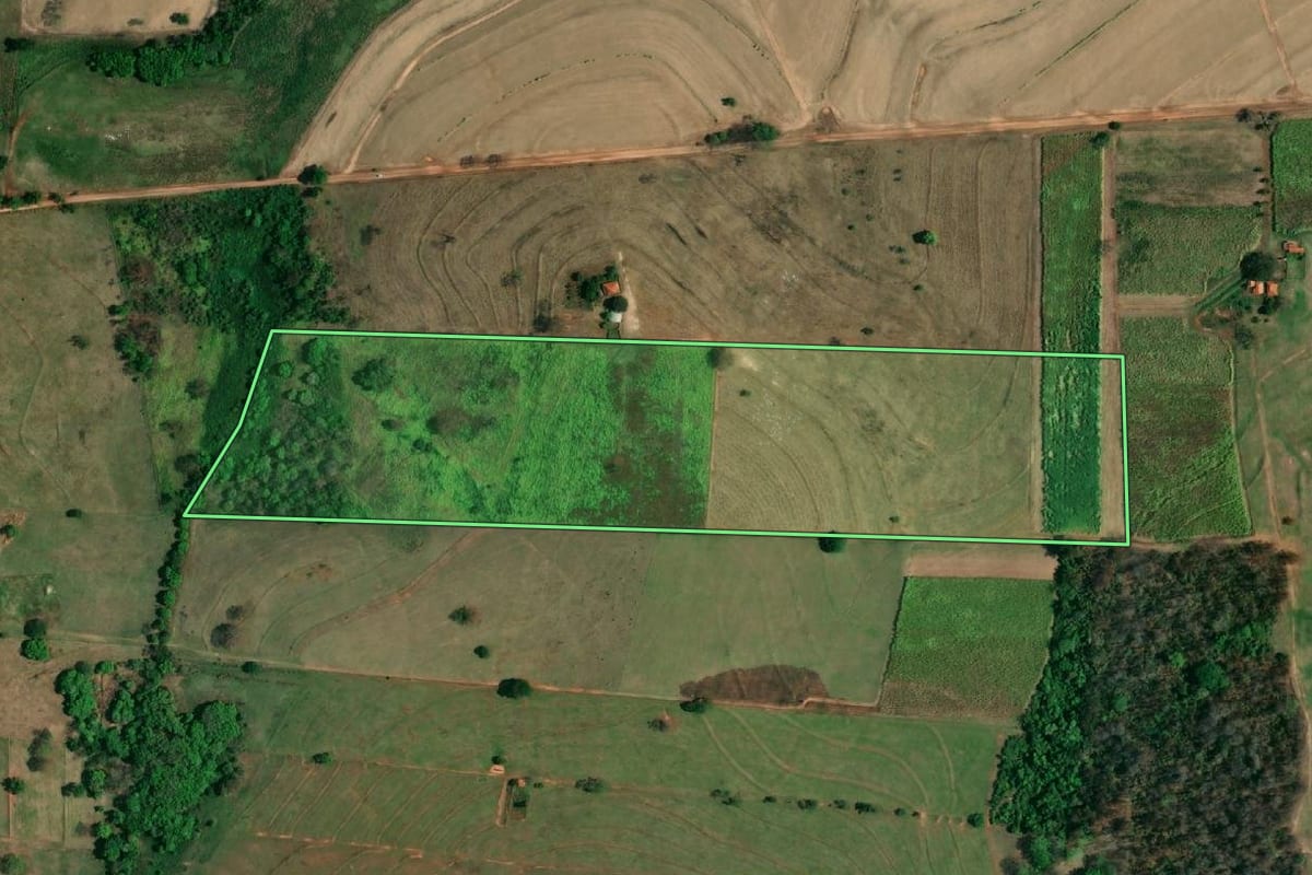 Imagem de satélite do imóvel rural em Glicério (SP), com o contorno declarado no CAR desenhado por cima.