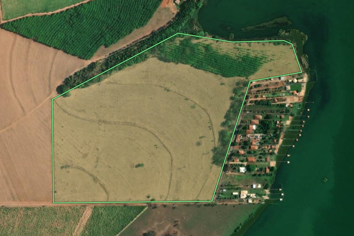 Imagem de satélite do imóvel rural em Glicério (SP), com o contorno declarado no CAR desenhado por cima.