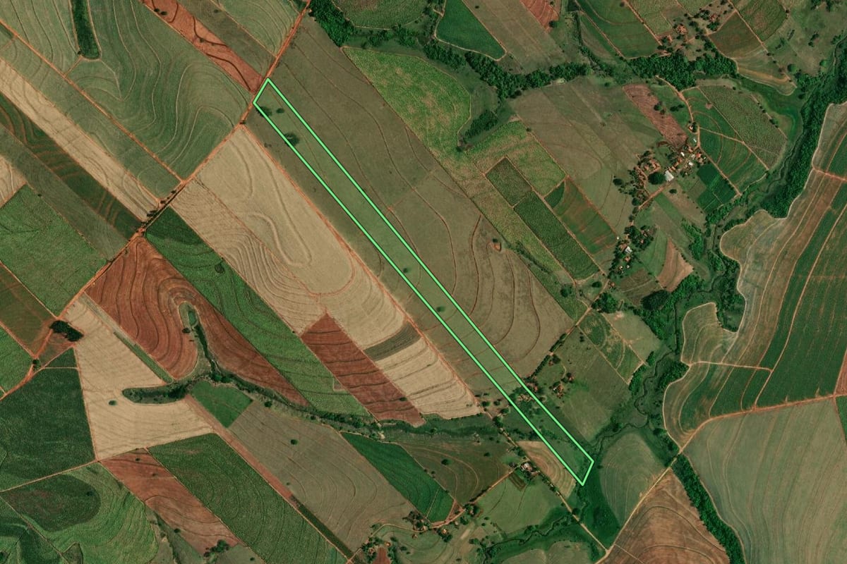 Imagem de satélite do imóvel rural em Glicério (SP), com o contorno declarado no CAR desenhado por cima.