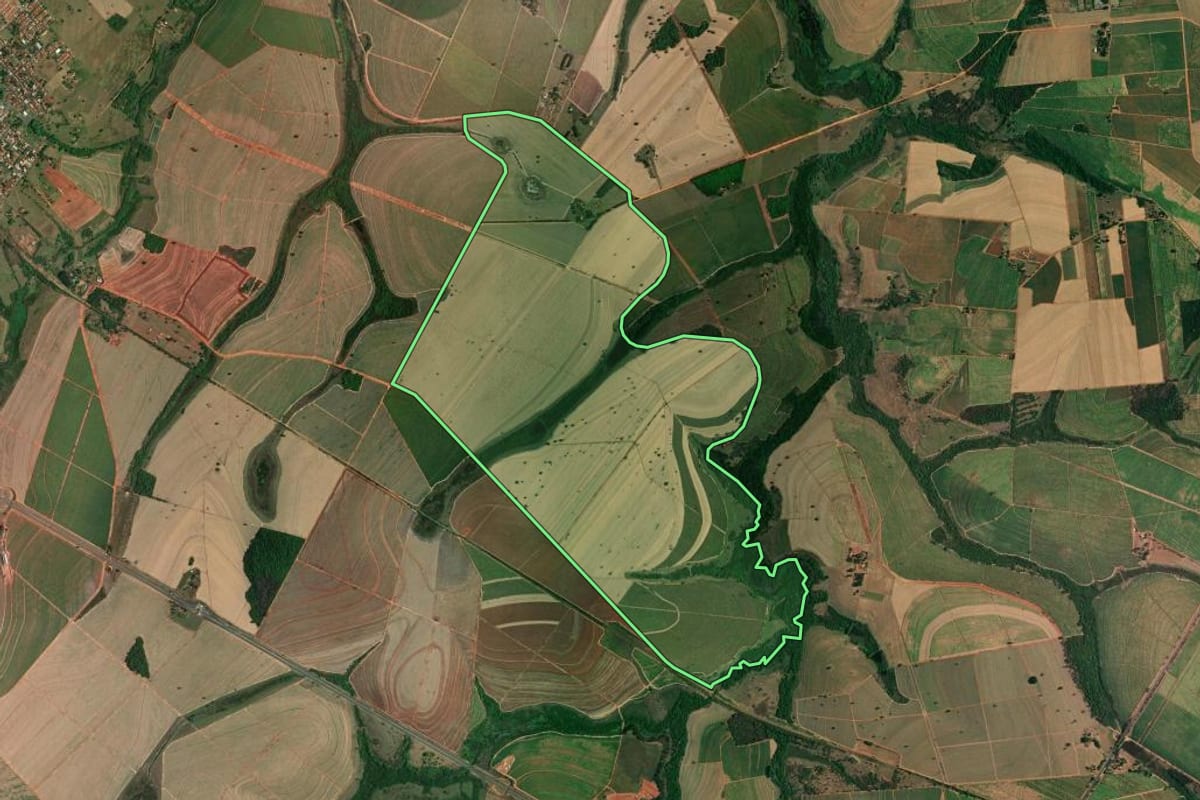 Imagem de satélite do imóvel rural em Glicério (SP), com o contorno declarado no CAR desenhado por cima.