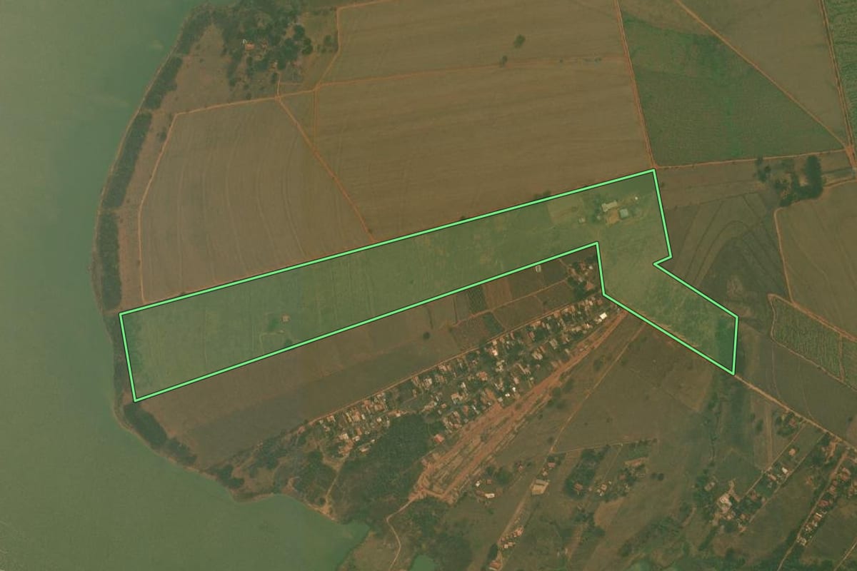 Imagem de satélite do imóvel rural em Guaiçara (SP), com o contorno declarado no CAR desenhado por cima.