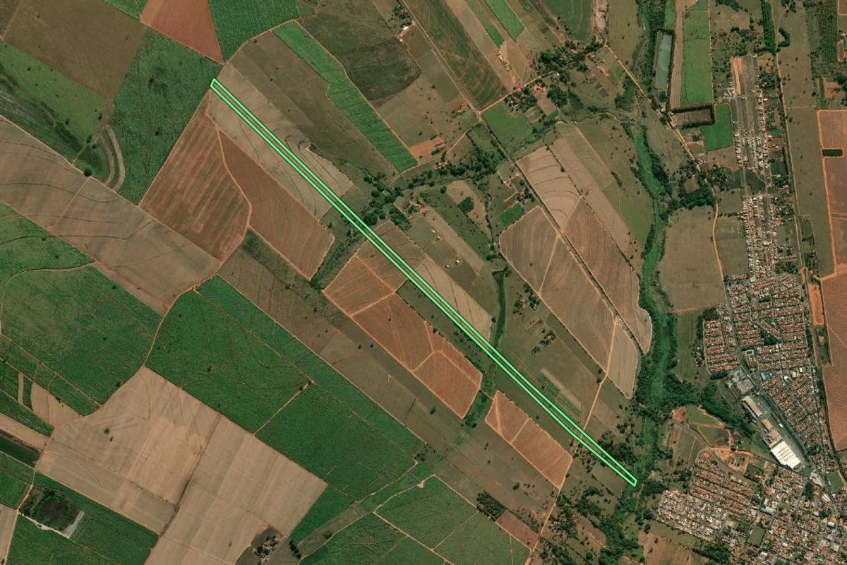 Imagem de satélite do imóvel rural em Guaiçara (SP), com o contorno declarado no CAR desenhado por cima.