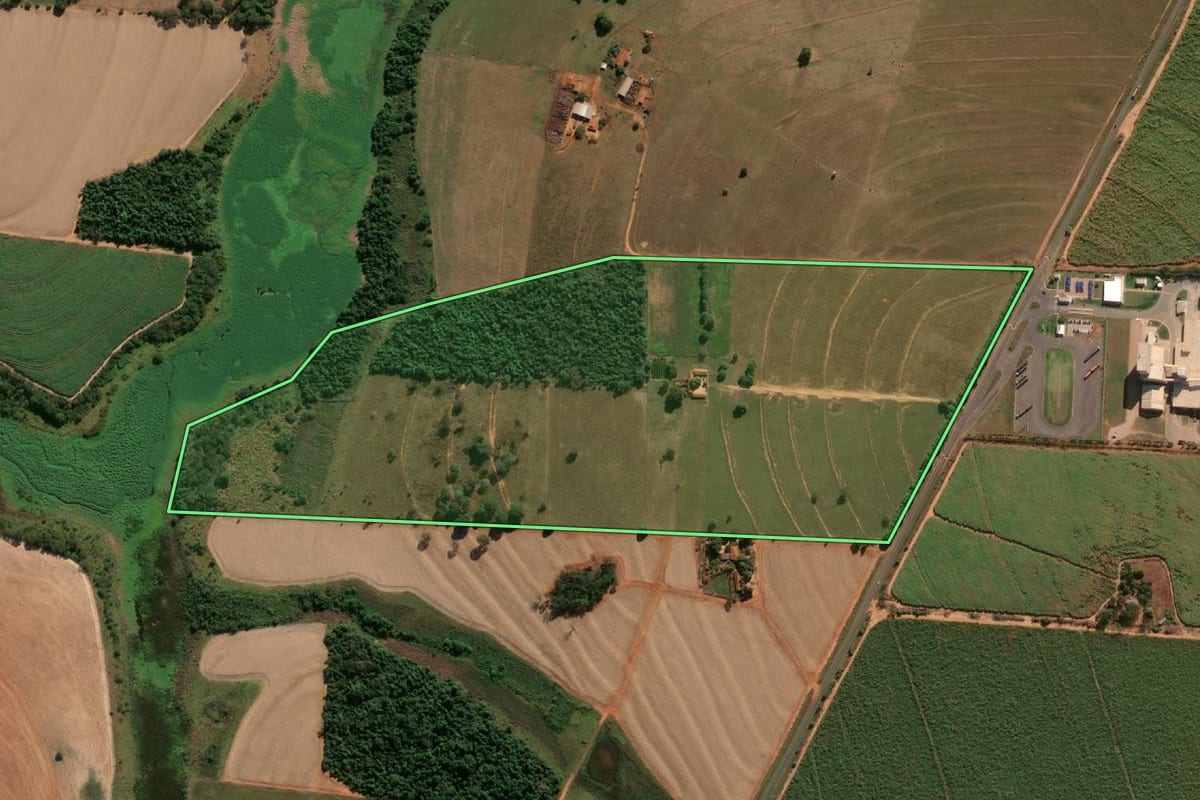 Imagem de satélite do imóvel rural em Guaiçara (SP), com o contorno declarado no CAR desenhado por cima.