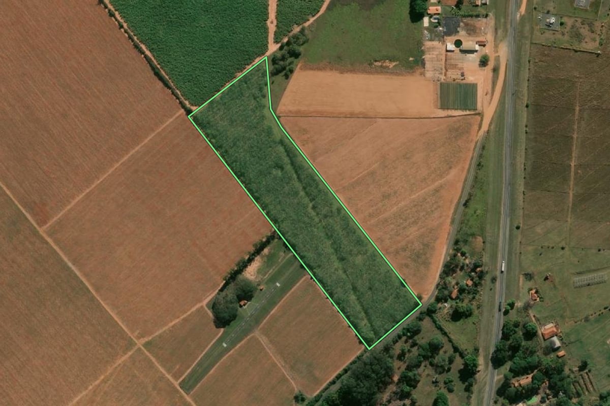 Imagem de satélite do imóvel rural em Guaiçara (SP), com o contorno declarado no CAR desenhado por cima.