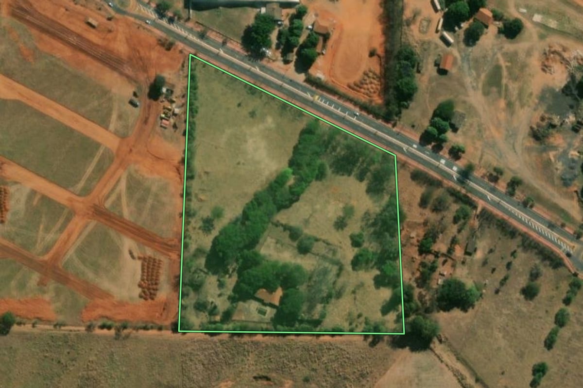 Imagem de satélite do imóvel rural em Guaiçara (SP), com o contorno declarado no CAR desenhado por cima.