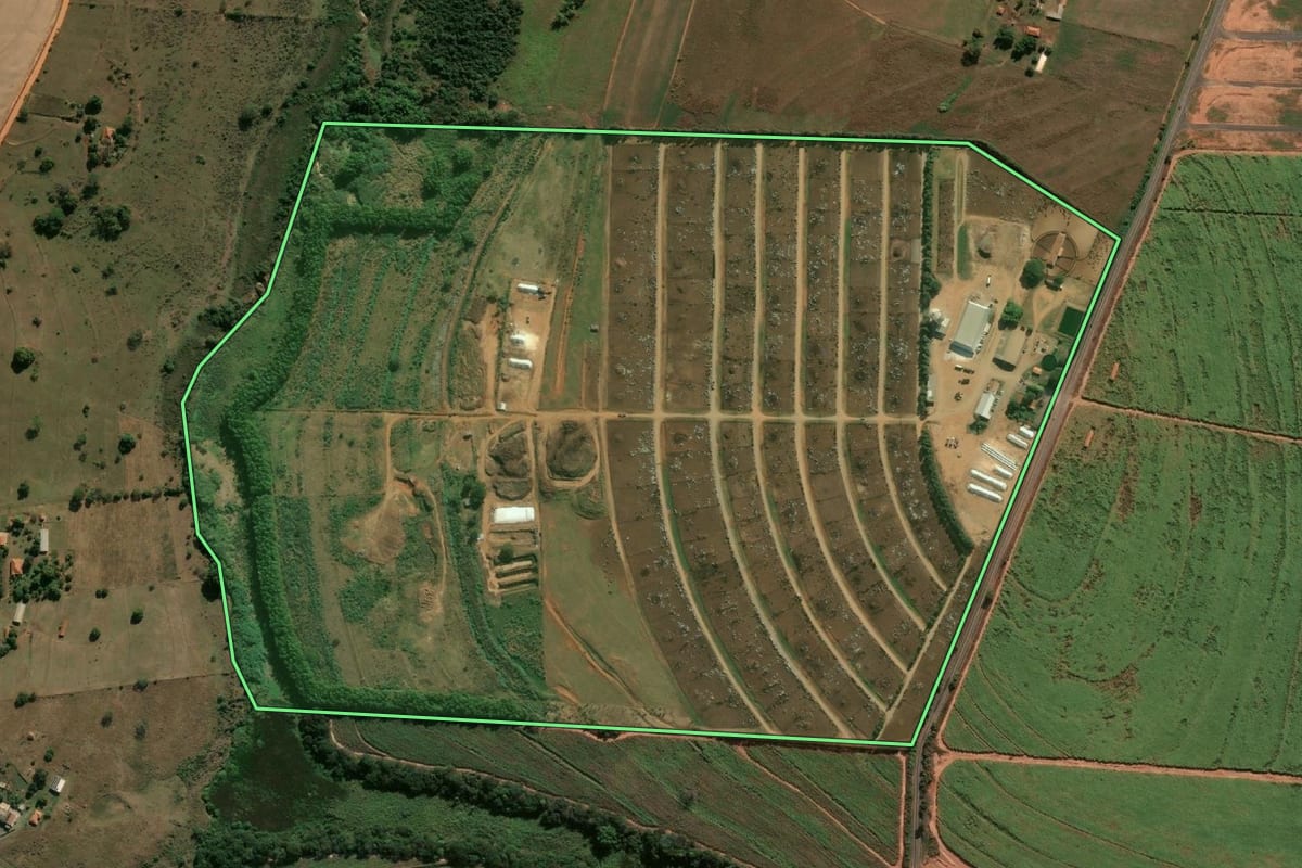 Imagem de satélite do imóvel rural em Guaiçara (SP), com o contorno declarado no CAR desenhado por cima.