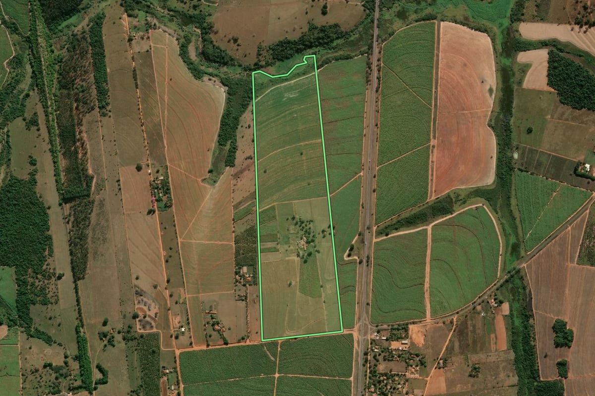 Imagem de satélite do imóvel rural em Guaiçara (SP), com o contorno declarado no CAR desenhado por cima.