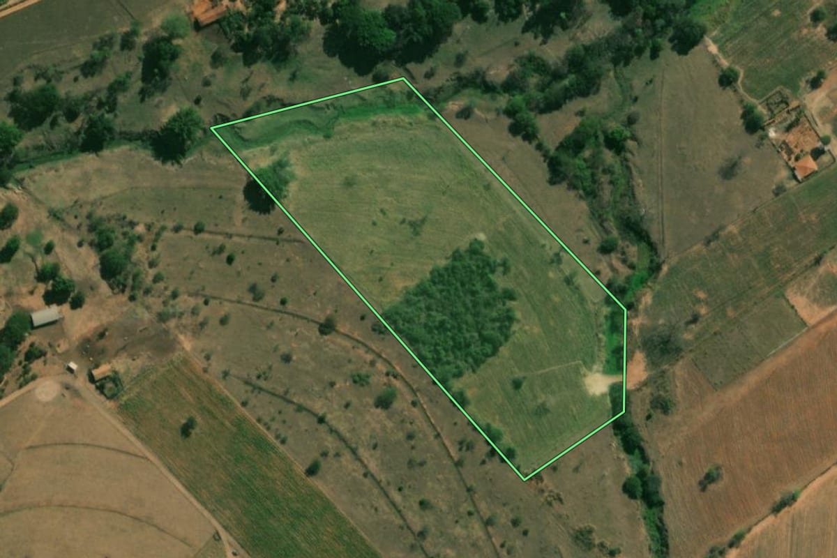 Imagem de satélite do imóvel rural em Guaiçara (SP), com o contorno declarado no CAR desenhado por cima.