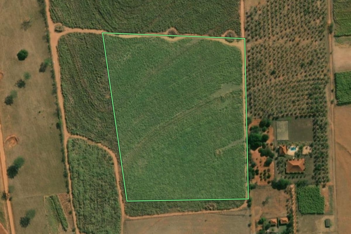 Imagem de satélite do imóvel rural em Guaiçara (SP), com o contorno declarado no CAR desenhado por cima.