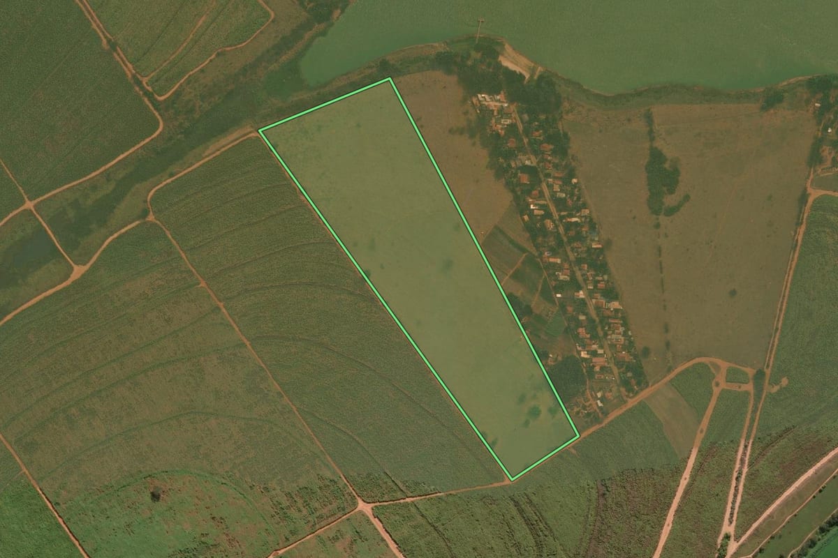Imagem de satélite do imóvel rural em Guaiçara (SP), com o contorno declarado no CAR desenhado por cima.
