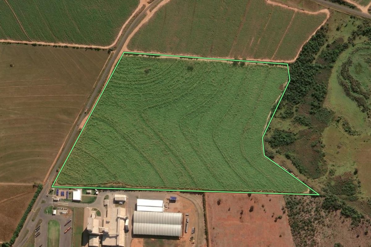 Imagem de satélite do imóvel rural em Guaiçara (SP), com o contorno declarado no CAR desenhado por cima.