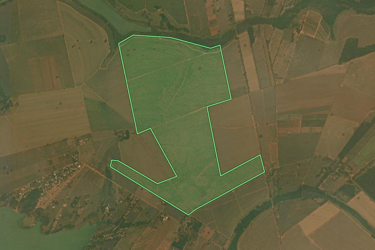 Imagem de satélite do imóvel rural em Guaiçara (SP), com o contorno declarado no CAR desenhado por cima.