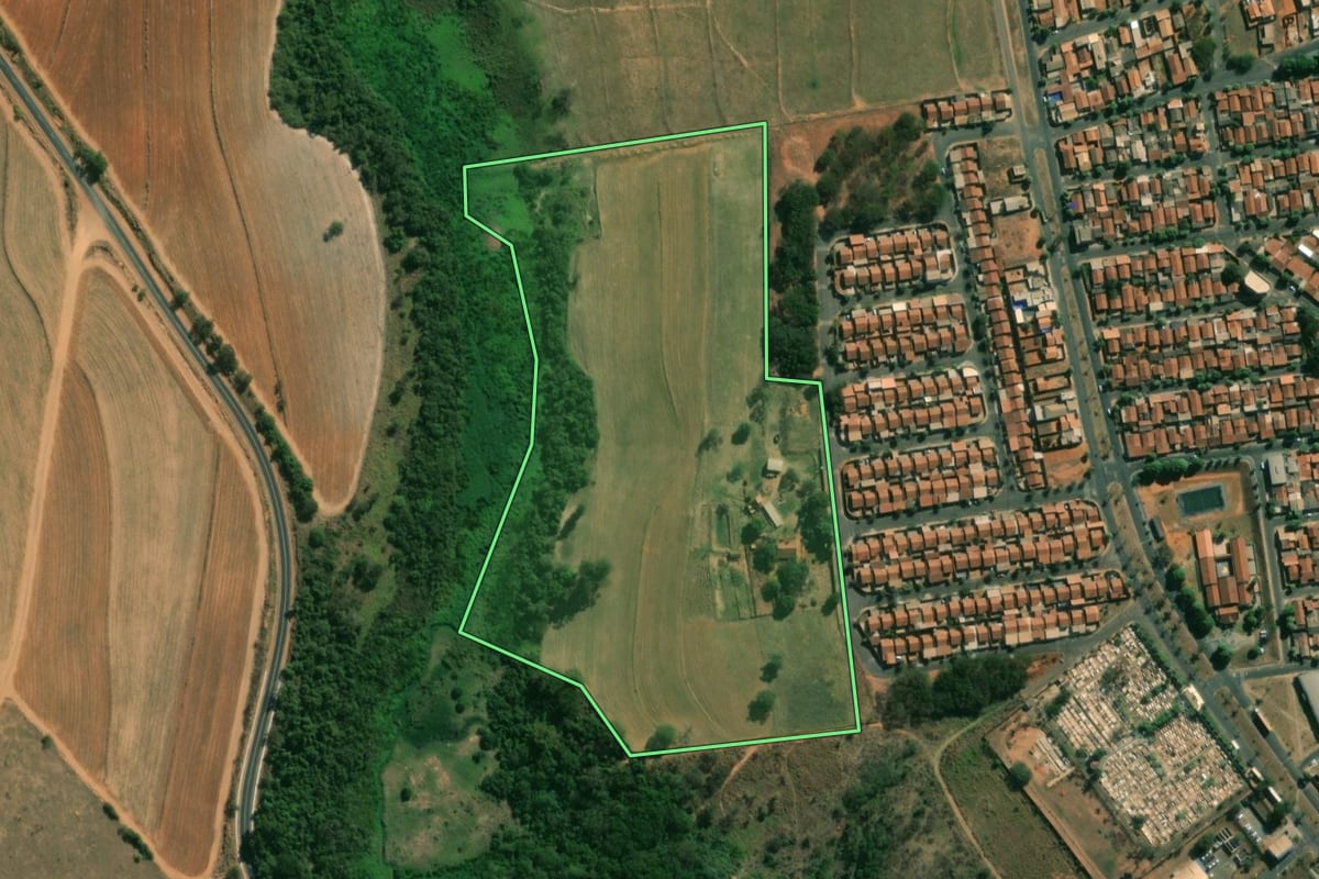 Imagem de satélite do imóvel rural em Guaiçara (SP), com o contorno declarado no CAR desenhado por cima.