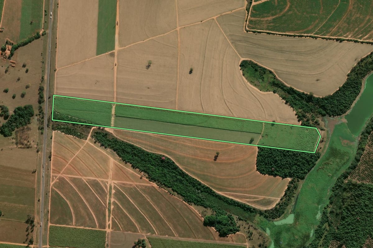Imagem de satélite do imóvel rural em Guaiçara (SP), com o contorno declarado no CAR desenhado por cima.