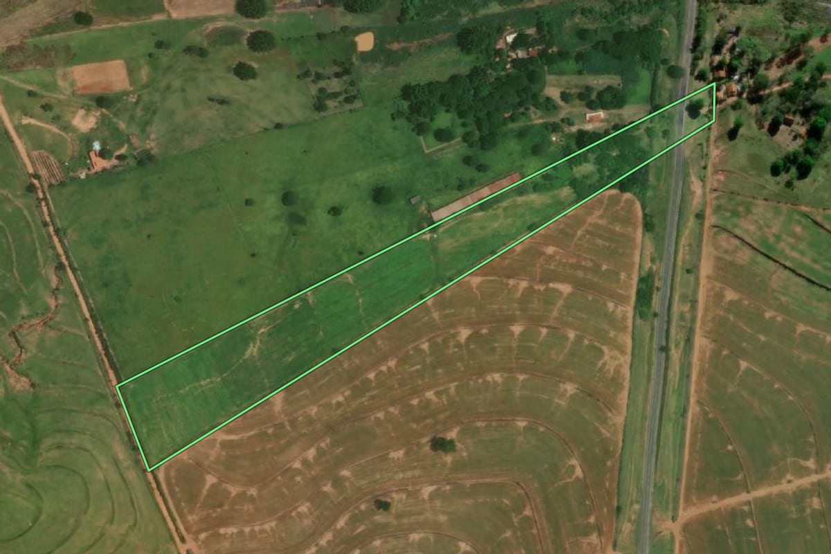 Imagem de satélite do imóvel rural em Guaimbê (SP), com o contorno declarado no CAR desenhado por cima.