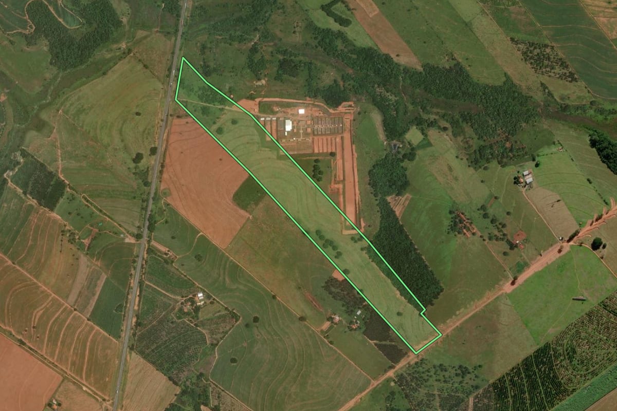 Imagem de satélite do imóvel rural em Guaimbê (SP), com o contorno declarado no CAR desenhado por cima.