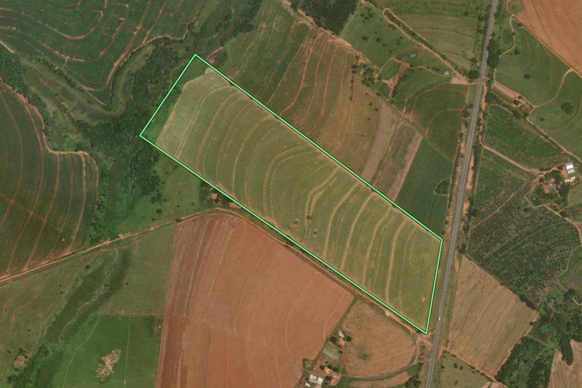 Imagem de satélite do imóvel rural em Guaimbê (SP), com o contorno declarado no CAR desenhado por cima.